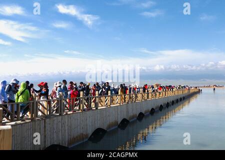 Qinghai, Qinghai, Cina. 7 agosto 2020. QinghaiÃ¯Â¼Å'CHINA-the 'Mirror of the Sky' Chaka Salt Lake nella provincia di Qinghai nella Cina nord-occidentale, il 6 agosto 2020, ha un pittoresco paesaggio estivo che attrae turisti.Chaka Salt Lake, conosciuto anche come Chaka o Dabxun Nuer, è un lago naturale di sale cristallino situato nella città di Chaka, nella contea di Wulan, nella prefettura mongana autonoma tibetana di Haixi, Provincia di Qinghai. È uno dei quattro laghi salini più importanti del bacino di Qaidam. ''Tea card'' è la lingua tibetana, che significa laghetto di sale, che è il sale della provincia di Qinghai. Dabsonnaur è una parola mongolo che significa sa Foto Stock