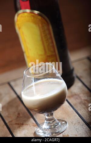 Immagine verticale di un cocktail russo bianco in un vecchio stile vetro Foto Stock