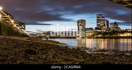 Londra al tramonto, guardando lo skyline dal Tamigi Foto Stock