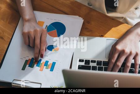 Business Analyzing Statistics documenti aziendali, concetto finanziario. Foto Stock