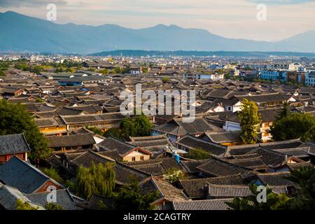 Consente di visualizzare la città vecchia di Lijiang, Lijiang, nella provincia dello Yunnan in Cina, Asia, Asia, Asia orientale, Estremo Oriente Foto Stock