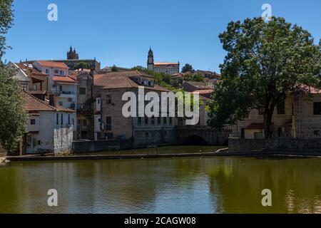 Viseu / Portugal - 07/31/2020 : Vista nel centro di Viseu, con il fiume Paiva, edifici classici e la Cattedrale di Viseu e la Chiesa della Misericordia o Foto Stock