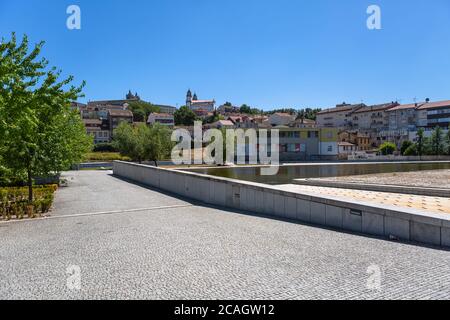 Viseu / Portugal - 07/31/2020 : Vista sul centro di Viseu e la Cattedrale di Viseu e la Chiesa della Misericordia in cima Foto Stock