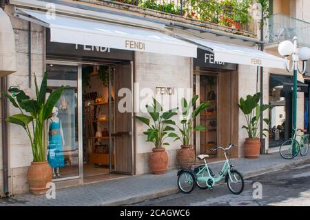 Forte dei Marmi, Italia - 4 agosto 2020 - punto vendita Fendi ingresso principale a Forte dei Marmi Foto Stock
