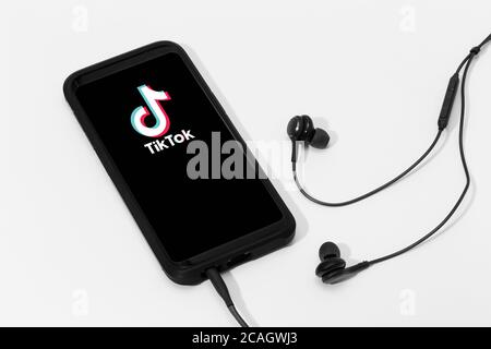 Galizia, Spagna; 25 marzo 2020 : auricolari e schermo per smartphone con logo Tik Tok Foto Stock