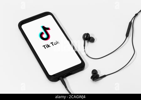 Galizia, Spagna; 25 marzo 2020 : auricolari e schermo per smartphone con logo Tik Tok Foto Stock