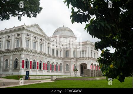 25.07.2020, Singapore, Singapore - Vista esterna con l'ala est del Museo Nazionale di Singapore lungo Stamford Road, il museo piu' vecchio in Th Foto Stock
