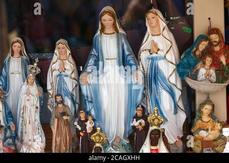 08.08.2018, Tindari, Sicilia, Italia - le figure della Madonna cristiana di diverse dimensioni sono offerte come souvenir per la vendita ai turisti. Tindari è considerato Foto Stock