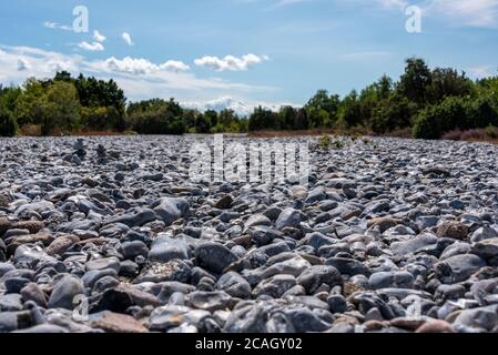 04 agosto 2020, Meclemburgo-Pomerania occidentale, Prora: Tra Mukran e Prora si trovano i campi di pietra di Rügen, creati circa 4000 anni fa da diverse maree tempeste. Gli impressionanti tappeti di pietra sono anche chiamati 'Mare Stono'. Foto: Stephan Schulz/dpa-Zentralbild/ZB Foto Stock