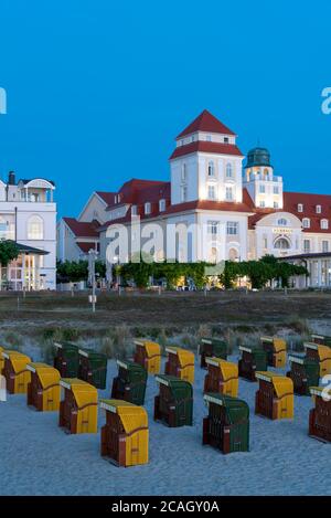 05 agosto 2020, Meclemburgo-Pomerania occidentale, Binz: Sedie da spiaggia gialle e verdi si trovano di fronte all'hotel termale della più grande località balneare dell'isola di Rügen. Foto: Stephan Schulz/dpa-Zentralbild/ZB Foto Stock