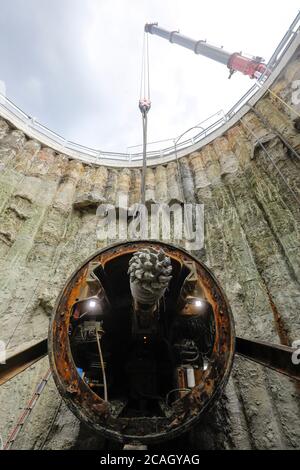 06.06.2020, Essen, Renania Settentrionale-Vestfalia, Germania - costruzione di una nuova rete fognaria a Berna, entrata della perforatrice a tunnel nell'obiettivo s Foto Stock