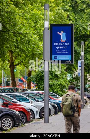 18.06.2020, Essen, Nord Reno-Westfalia, Germania - Smart Poles, luci di strada intelligenti sono addetti al parcheggio, stazione di ricarica gratuita per l'elettricità Foto Stock