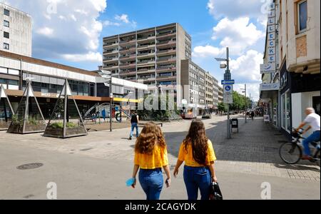 19.06.2020, Oberhausen, Renania Settentrionale-Vestfalia, Germania - passers-by sulla Marktstrasse, zona pedonale e via dello shopping. 00X200619D034CAROEX.JPG Foto Stock