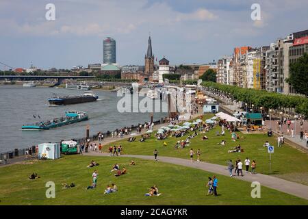 18.07.2020, Duesseldorf, Renania Settentrionale-Vestfalia, Germania - passeggiata lungo la riva del Reno in tempi della pandemia di Corona, sui prati del Reno, Apollowiese, pe Foto Stock