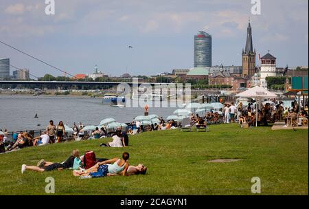 18.07.2020, Duesseldorf, Renania Settentrionale-Vestfalia, Germania - passeggiata lungo la riva del Reno in tempi della pandemia di Corona, sui prati del Reno, sul prato Apollo, Foto Stock