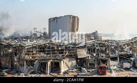 Silos di grano danneggiato nel porto di Beirut che è stato completamente distrutto dopo una massiccia esplosione ha scosso Beirut il 4 agosto 2020, Libano Foto Stock