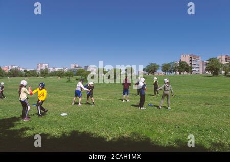 San Pietroburgo, Russia - 12 giugno 2020: Formazione di bambini impegnati in arti marziali nel Parco sotto la guida di un allenatore Foto Stock