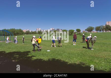 San Pietroburgo, Russia - 12 giugno 2020: Formazione di bambini impegnati in arti marziali nel Parco sotto la guida di un allenatore Foto Stock