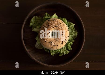 Colpo d'angolo superiore di un Burger di bagel di verdure Foto Stock