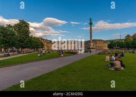 Schlossplatz o Piazza del Castello nel centro della città, Stoccarda, Stato federale Baden-Württemberg, Germania del Sud, Europa Foto Stock