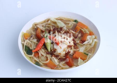 La zuppa di Jawa o Noodle di mie Godog è di cucina giavanese e indonesiana con ingredienti di noodle e cavolo sul piatto. Ha un sapore delizioso. Foto Stock