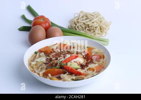 La zuppa di Jawa o Noodle di mie Godog è di cucina giavanese e indonesiana con ingredienti di noodle e cavolo sul piatto. Ha un sapore delizioso. Foto Stock