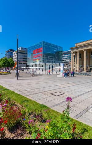 Schlossplatz o Piazza del Castello con museo d'arte nel centro della città, Stoccarda, Stato federale Baden-Württemberg, Germania del Sud, Europa Foto Stock