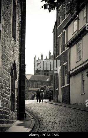 Strada acciottolata che si avvicina alla cattedrale di Durham nella città di Durham, contea di Durham, Inghilterra. Foto Stock