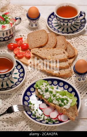 Pane integrale di grano con agricoltura biologica ricotta formaggio su sano colazione Foto Stock