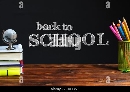 Concetto di ritorno a scuola su sfondo di legno con cancelleria. Foto Stock