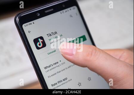 Seoul, Corea del Sud - Luglio 2020 : Finger close-up per disinstallare l'app TikTok su uno smartphone. Foto Stock