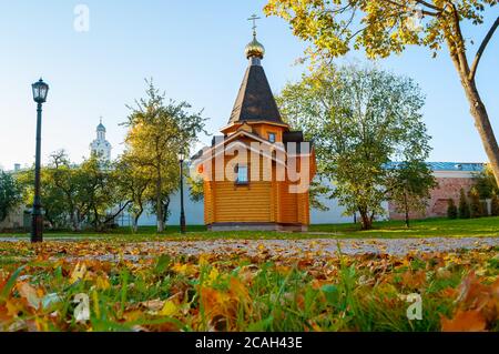 Cappella di San Vladimir - Principe di Novgorod e battista di Rus nel Cremlino a Veliky Novgorod, Russia e torre dell'orologio della Cattedrale di Santa Sofia sul retro Foto Stock