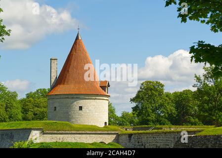 Torre dell'isola di Saaremaa Castello, Estonia, castello vescovo. Fortificazioni del castello episcopale di Koressaare nel giorno d'estate. Foto Stock