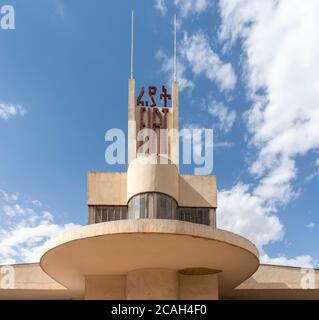 Vista assiale dal basso della sezione dell'ufficio e della facciata a prua a sbalzo, con segnaletica 'Fiat'. Stazione di servizio Fiat Tagliero, Asmara, Eritrea. Arcit Foto Stock