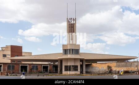 Vista assiale del garage Fiat che mostra le straordinarie ali a sbalzo, simili ad un aereo. Stazione di servizio Fiat Tagliero, Asmara, Eritrea. Archi Foto Stock