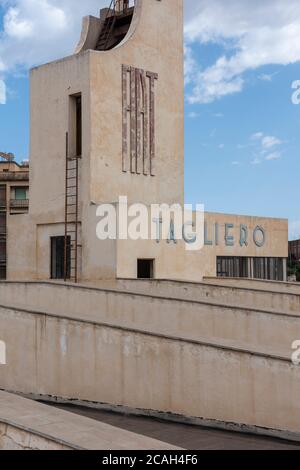 Vista dal tetto della sezione ufficio, con segnaletica 'Fiat'. Stazione di servizio Fiat Tagliero, Asmara, Eritrea. Architetto: Giuseppe Pettazzi, 1938. Foto Stock