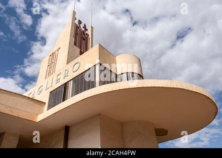 Vista obliqua dal basso della sezione ufficio e frontage a prua a sbalzo, con segnaletica 'Fiat'. Stazione di servizio Fiat Tagliero, Asmara, Eritrea. Arco Foto Stock