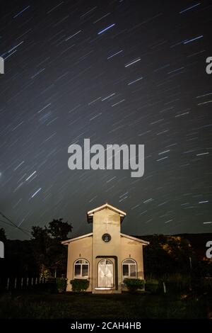 Tracce stellari su una notte illuminata di luna sopra la chiesa di Bom Jardim - Nobres - MT - Brasile Foto Stock