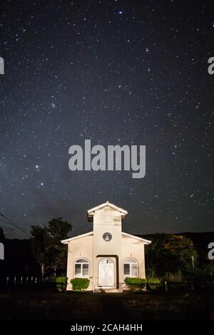 Tracce stellari su una notte illuminata di luna sopra la chiesa di Bom Jardim - Nobres - MT - Brasile Foto Stock