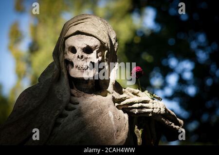 Scultura del Reaper del Grim sul cimitero di Melaten, lo scultore August Schmiemann creò questa tomba per il mercante Johann Muellemeister, Colonia, Foto Stock