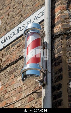 Primo piano dei barbieri tradizionali a strisce rosse e bianche, barbiere, barbiere, cartellone all'esterno del negozio Inghilterra Regno Unito Regno Unito Gran Bretagna Foto Stock