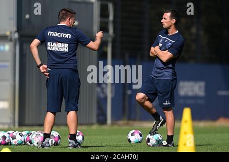 Coach Zlatan Bajramovic (KSC) e allenatore Christian Eichner (KSC) in conversazione, (da sinistra). GES/Fussball/2. Bundesliga: KSC Training, 07.08.2020 - Calcio/Calcio 1a Divisione: KSC Practice, Karlsruhe, 07 agosto 2020 - le normative DFL vietano l'uso di fotografie come sequenze di immagini e/o quasi-video. | utilizzo in tutto il mondo Foto Stock