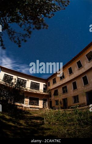 Hotel abbandonato al chiaro di luna a Campos Novos Paulista - Brasile Foto Stock