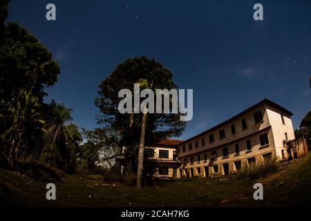 Hotel abbandonato al chiaro di luna a Campos Novos Paulista - Brasile Foto Stock