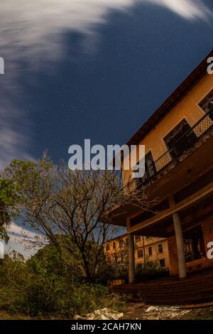 Hotel abbandonato al chiaro di luna a Campos Novos Paulista - Brasile Foto Stock