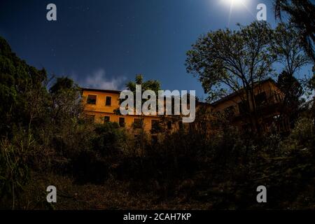 Hotel abbandonato al chiaro di luna a Campos Novos Paulista - Brasile Foto Stock