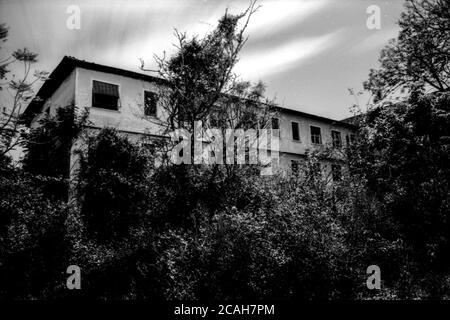 Hotel abbandonato al chiaro di luna a Campos Novos Paulista - Brasile - Fotografia in bianco e nero Foto Stock