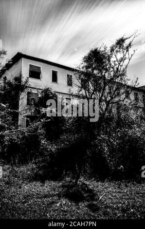 Hotel abbandonato al chiaro di luna a Campos Novos Paulista - Brasile - Fotografia in bianco e nero Foto Stock