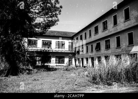 Hotel abbandonato al chiaro di luna a Campos Novos Paulista - Brasile - Fotografia in bianco e nero Foto Stock