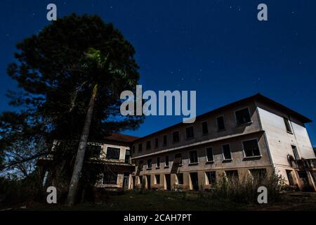 Hotel abbandonato al chiaro di luna a Campos Novos Paulista - Brasile Foto Stock